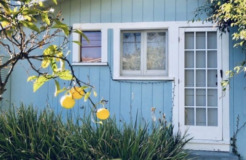 Venice House | One bedroom with huge private backyard