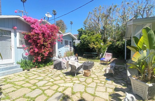 Venice House | One bedroom with huge private backyard