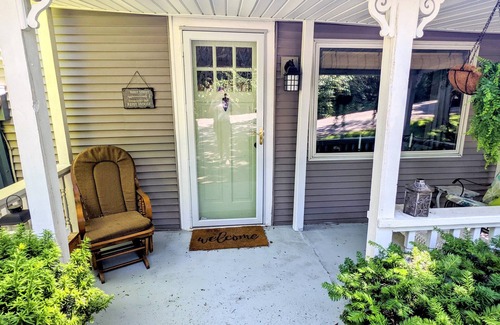 Williamsville House | One block from Main Street, free parking, pets allowed