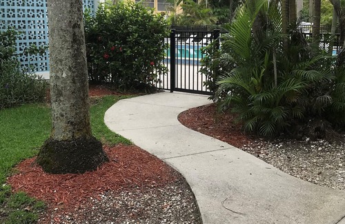 Old Naples Condo | One block to beach and to dining. Best location in Naples !