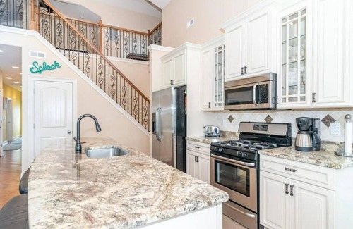 Margate City Condo | One block to the beach! Central to Margate restaurant/shopping
