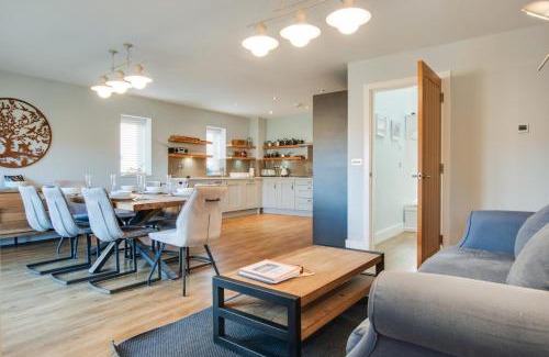 Holt House | One Brightwell Close