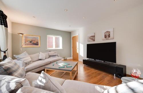 Holt House | One Brightwell Close