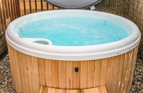 Woodbridge Ski Chalet | One double with en suite shower and one twin.