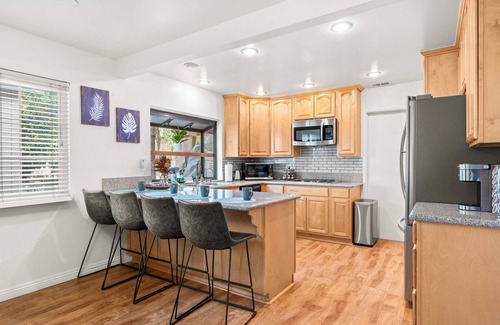 Glendora House | One- Floor villa 4bd 2ba Spacious 2TVs 2 kitchens