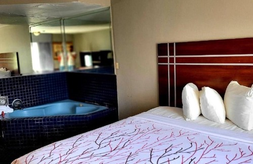 El Cajon House | One King Jacuzzi Suite