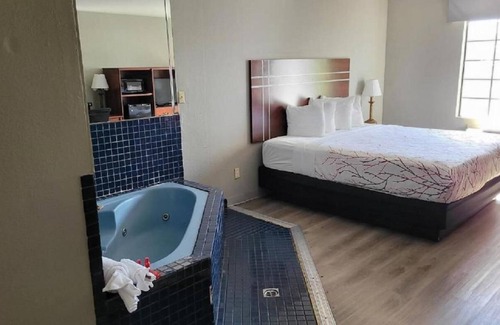 El Cajon House | One King Jacuzzi Suite