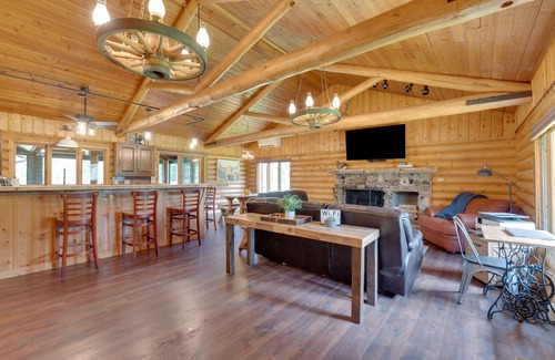 Custer House | One Level Log Home on 3.5 Acres, Beautiful Views, Newly Updated