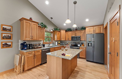 Rochester House | One Level Retreat 10 min to Mayo: Power recliner, Jacuzzi tub, Deck w Grill