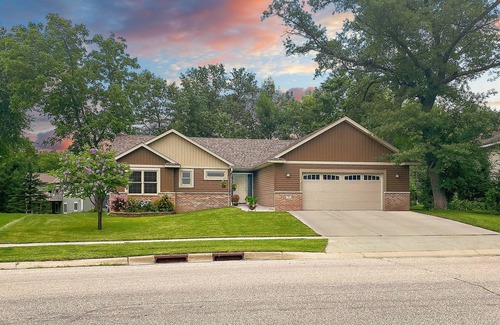 Rochester House | One Level Retreat 10 min to Mayo: Power recliner, Jacuzzi tub, Deck w Grill