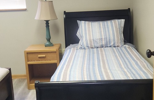 Aberdeen Cabin | One Mile from Airport! 3 Bedroom Lodge Sleeps 5 to 7