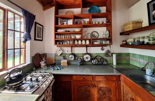 San Pedro La Laguna Cottage | One minute to lake, fabulous views, well-equipped kitchen, & comfy beds!