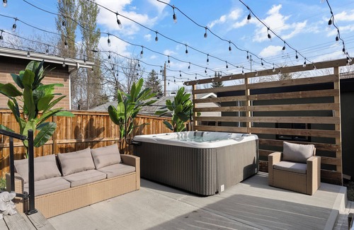 Southwest Calgary House | *One of a Kind* | Hot Tub| Air Hockey| Pool and…