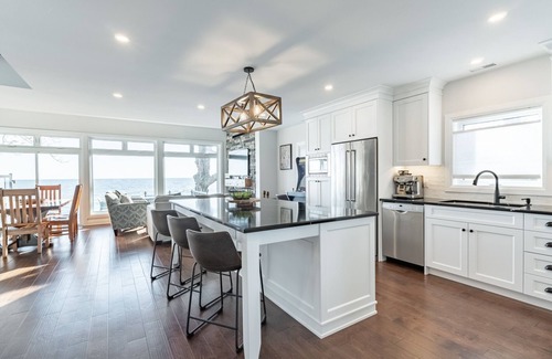 Selkirk Cottage | One of a Kind! Large 5 Bedroom Cottage w/Hot Tub