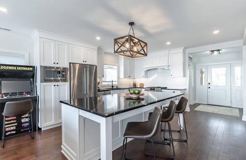 Selkirk Cottage | One of a Kind! Large 5 Bedroom Cottage w/Hot Tub