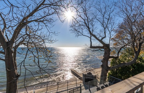 Selkirk Cottage | One of a Kind! Large 5 Bedroom Cottage w/Hot Tub