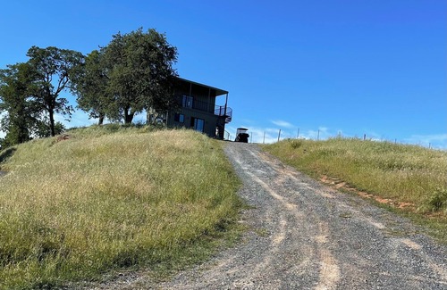 Angels Camp House | One of a kind modern Tiny Home in lush vineyard setting- unit B upstairs