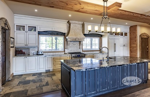 Dunchurch House | One-of-a-kind resort on Whitestone Lake - 14 bedrooms!