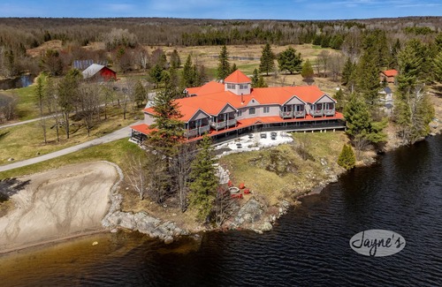 Dunchurch House | One-of-a-kind resort on Whitestone Lake - 14 bedrooms!