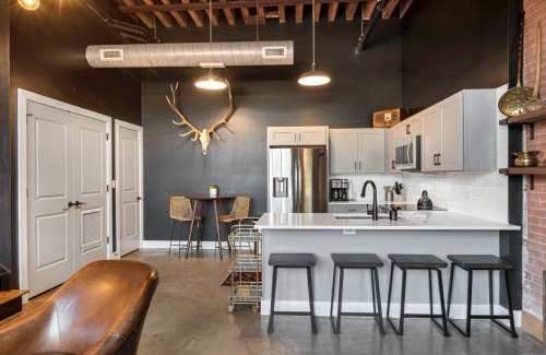 Nashville House | One-Of-A-Kind! Roll Up Garage Door-Pool, Speakeasy
