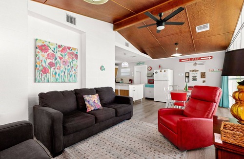 New Braunfels Cabin | One of a Kind Vintage Lakefront Getaway on Lake Dunlap-W/D, fire pit, 4 tvs