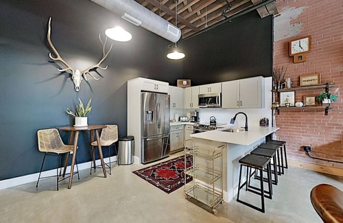 Nashville Condo | One-Of-A-Kind w/6 Beds! Roll Up Garage Door - Pool, Speakeasy, Gym