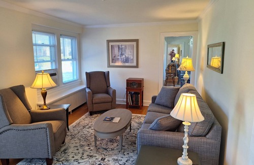 Mosby House | One queen, 2 twins, 1 crib. 10 minutes to Downtown