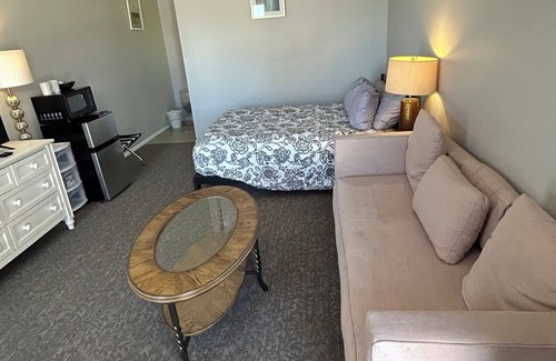 Fillmore Apartment | One Queen bed studio with WiFi, smart TV and AC in welcoming Fillmore.