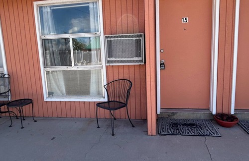 Fillmore Apartment | One Queen bed studio with WiFi, smart TV and AC in welcoming Fillmore.