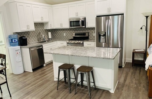 Ferris House | One room guest house with private pool & hot tub, 20 min from Dallas