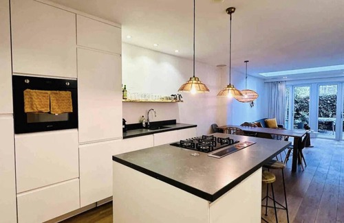 Hoofddorppleinbuurt Bed & Breakfast | One room near Vondelpark