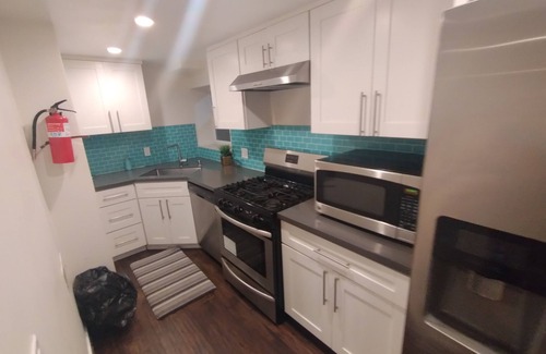 Oakland House | One stop in SF. Free parking and close to everything.