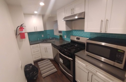 Oakland House | One stop in SF. Free parking and close to everything.