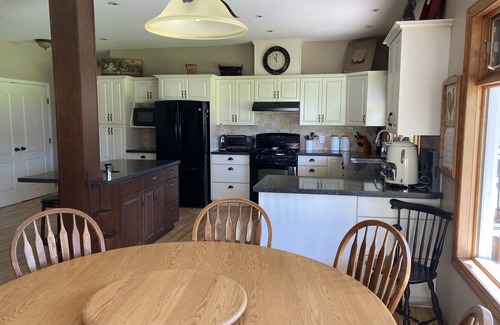 Maple Ridge House | One stop Vacation: Pool, Volleyball and Basketball