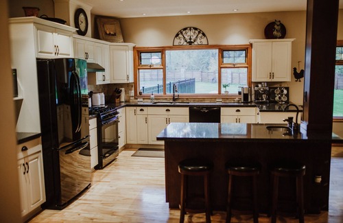 Maple Ridge House | One stop Vacation: Pool, Volleyball and Basketball