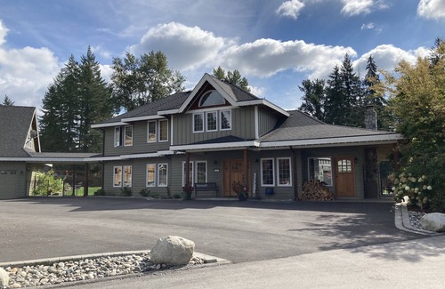 Maple Ridge House | One stop Vacation: Pool, Volleyball and Basketball