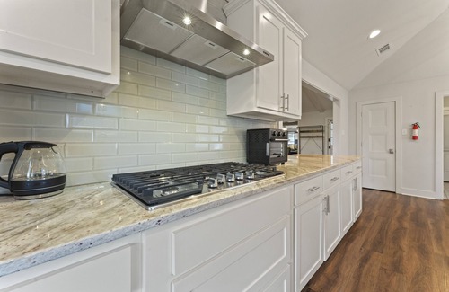 Highlands - Perkins House | One Story Home Away From Home 3BR/2Baths With Family Ready Full Kitchen