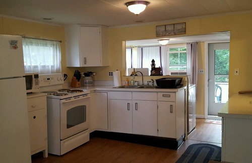 Durhamville Cottage | Oneida Lake Bright and airy South Shore Lakeside Cottage