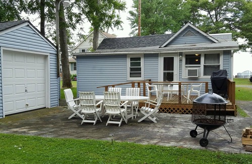Durhamville Cottage | Oneida Lake Bright and airy South Shore Lakeside Cottage