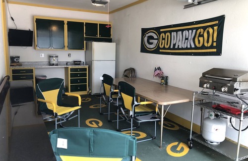 Green Bay Condo | Oneida St Duplex 5 min walk to Lambeau 7 beds 2 baths full kitchen laundry park