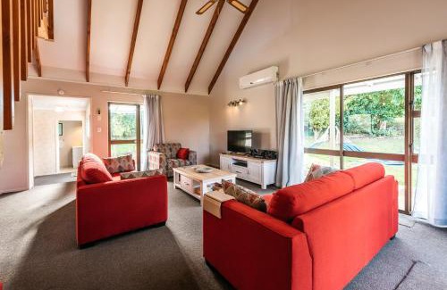 Oneroa House | Oneroa Oasis - Oneroa Holiday Home