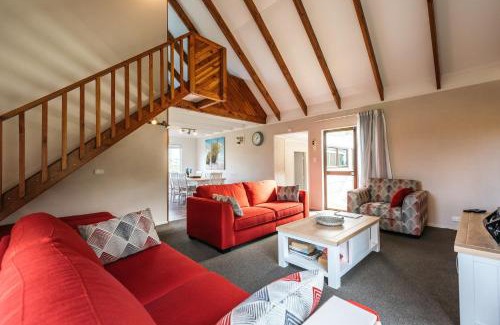 Oneroa House | Oneroa Oasis - Oneroa Holiday Home