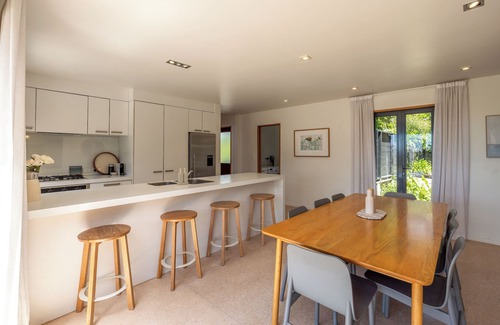 Oneroa House | Oneroa Sanctuary - Centrally located in Oneroa