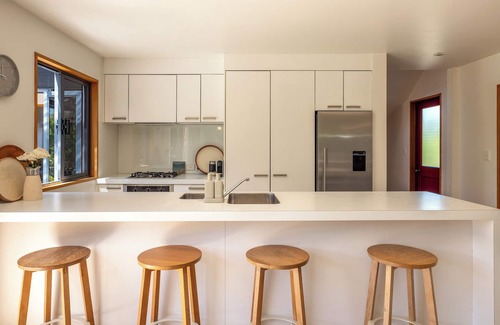 Oneroa House | Oneroa Sanctuary - Centrally located in Oneroa