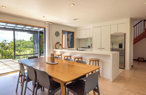 Oneroa House | Oneroa Sanctuary - Centrally located in Oneroa