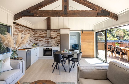 Onetangi Apartment | ONETANGI BEACH STAYS APARTMENT | Coast & Country | WINTER DEAL - Stay 3, Pay 2