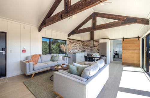 Onetangi Apartment | ONETANGI BEACH STAYS APARTMENT | Coast & Country | WINTER DEAL - Stay 3, Pay 2