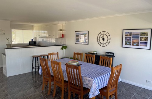 Port Macdonnell House | Ongermein, double story beach house a stone throw from the Indian Ocean.