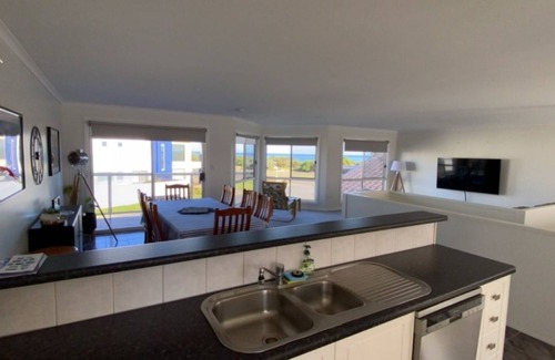 Port Macdonnell House | Ongermein, double story beach house a stone throw from the Indian Ocean.