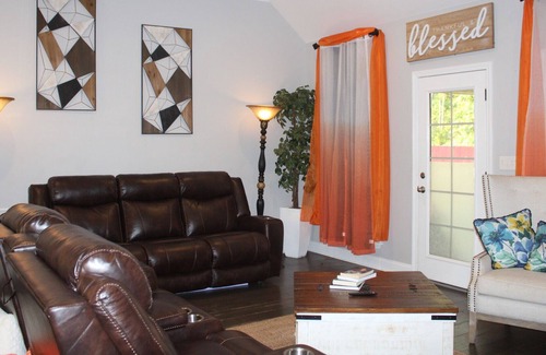 College Hill House | Only 3 miles from Vault Stadium!!!